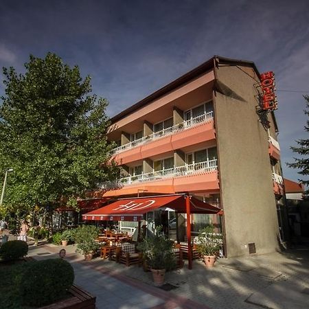 Hotel Домбовар Экстерьер фото