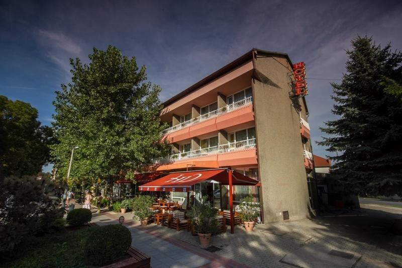 Hotel Домбовар Экстерьер фото