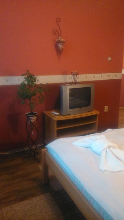 Hotel Домбовар Номер фото