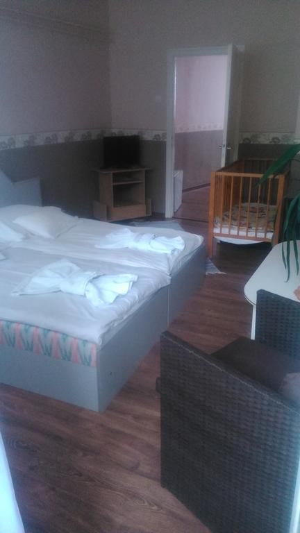 Hotel Домбовар Номер фото