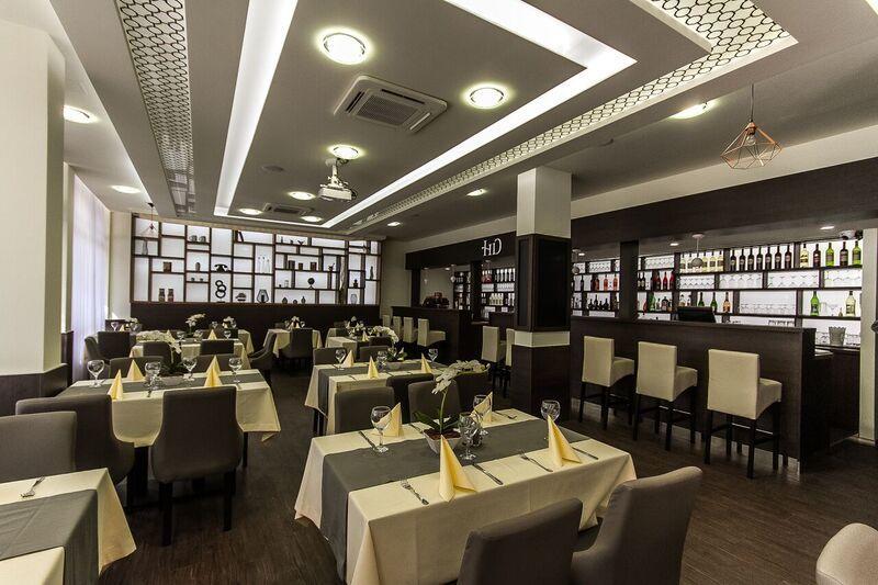 Hotel Домбовар Экстерьер фото